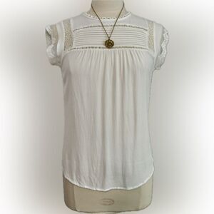 Daniel Rainn subtle-detailed top!